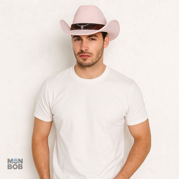 Chapeau rose pour un look cowboy distinctif
