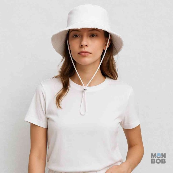 Chapeau d'été féminin en blanc, accessoire de mode parfait