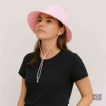 Accessoire d'été féminin en rose, parfait pour la plage