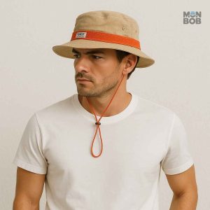 Accessoire intemporel beige, idéal pour les sorties estivales