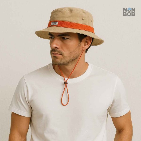 Accessoire intemporel beige, idéal pour les sorties estivales