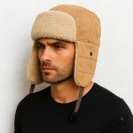 Détails de la chapka beige, accessoire incontournable pour l'hiver